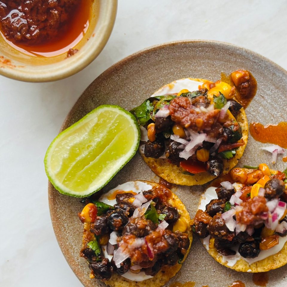 Black chickpea, corn and pilpelchuma tostadas