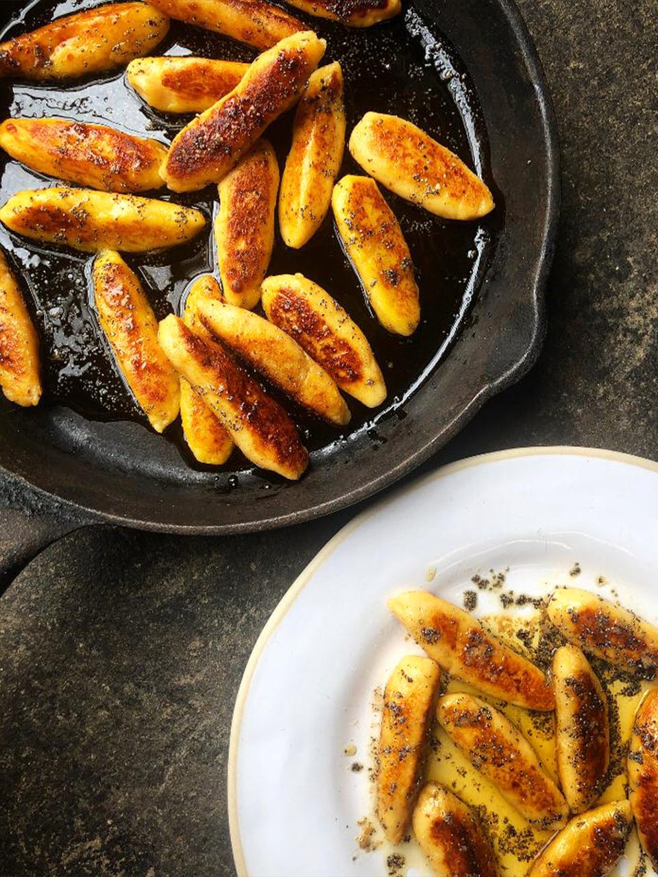 Schupfnudeln con mantequilla avellanada y semillas de amapola